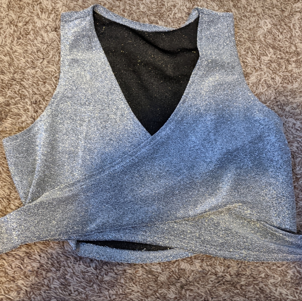 Glitter top that crosses over the breasts and ties in the back